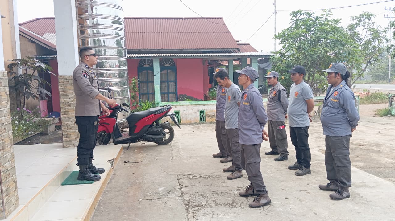 Peningkatan Kapasitas Anggota SATLINMAS Desa Mendalok Guna Menjaga Keamanan di Desa